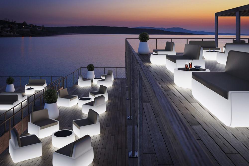 Arredare e Illuminare i tuoi Spazi Esterni con l'Arredamento Luminoso di Viadurini