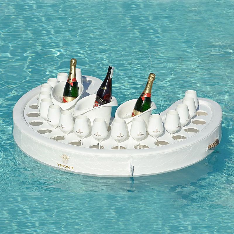 Viața pe plajă: distracție în apă cu bare și fotolii plutitoare