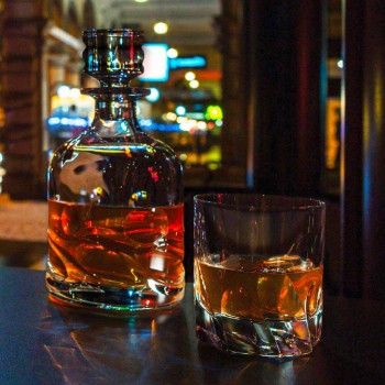 2 Bottiglie Whisky in Cristallo Eco Decorato e Tappo Design di Lusso - Titanio