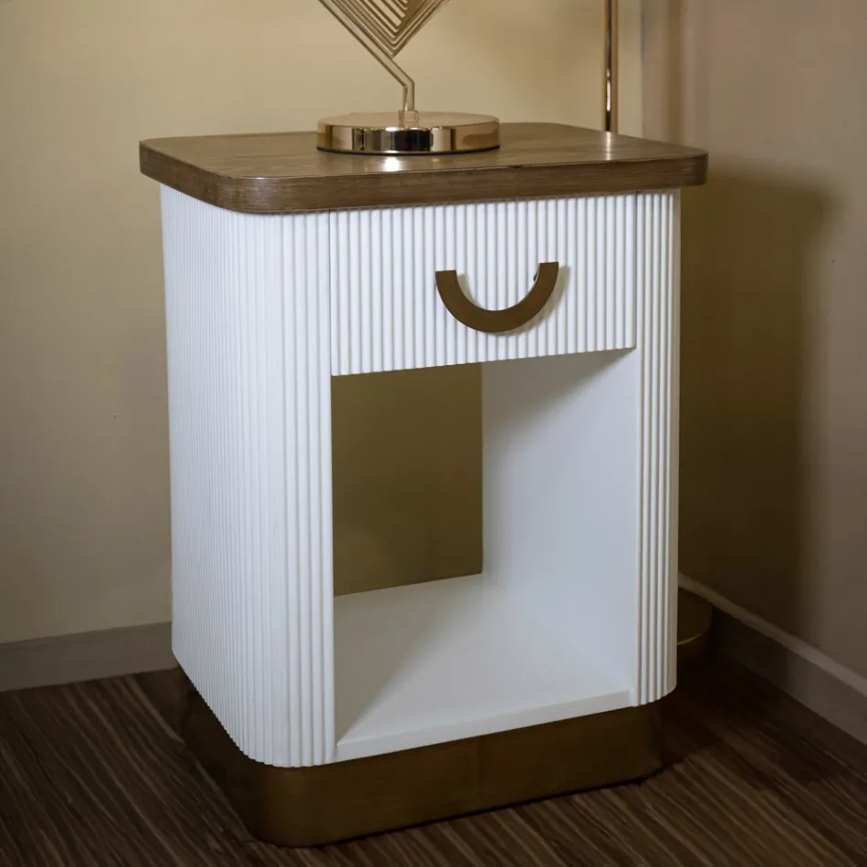 Comodino in Legno Decorato con Linee in Rilievo con Cassetto e Ripiano - Rachel Viadurini