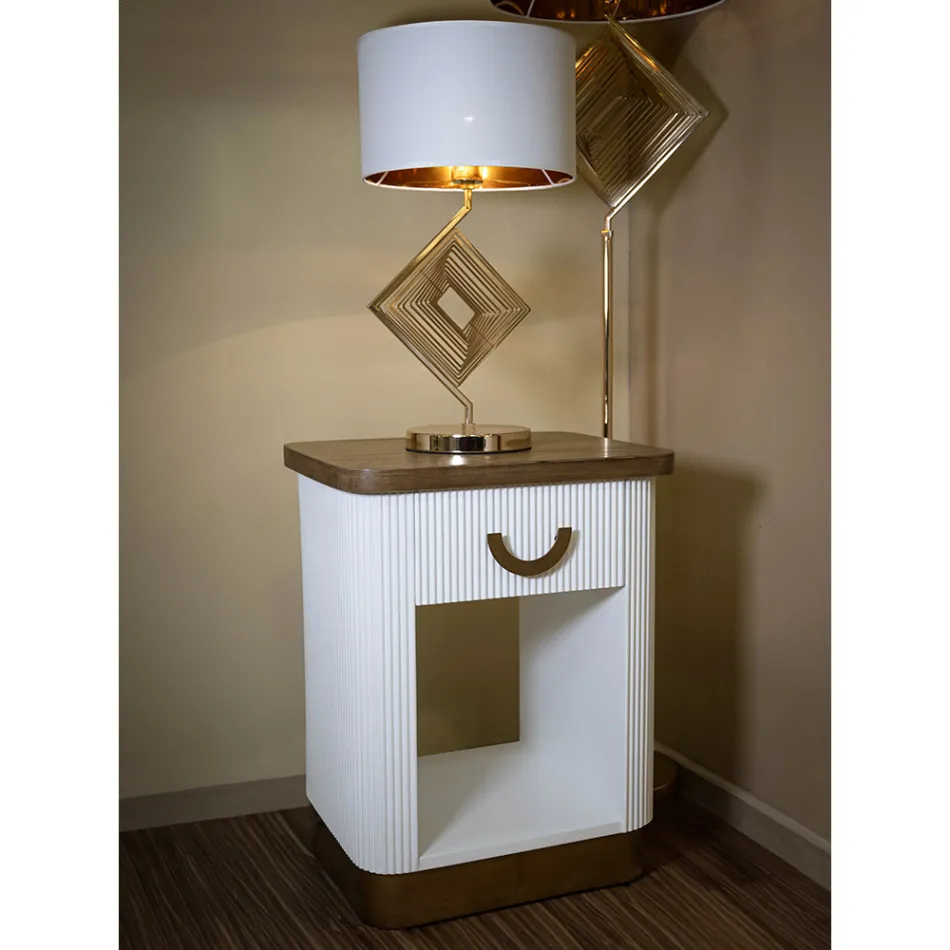 Comodino in Legno Decorato con Linee in Rilievo con Cassetto e Ripiano - Rachel Viadurini