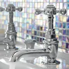 Coppia di Rubinetti Lavabo di Vintage Design in Ottone Made in Italy – Elisea Viadurini