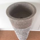 Lavabo conico a colonna in pietra naturale Iga, pezzo unico Viadurini