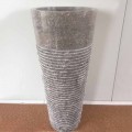 Lavabo conico a colonna in pietra naturale Iga, pezzo unico di design