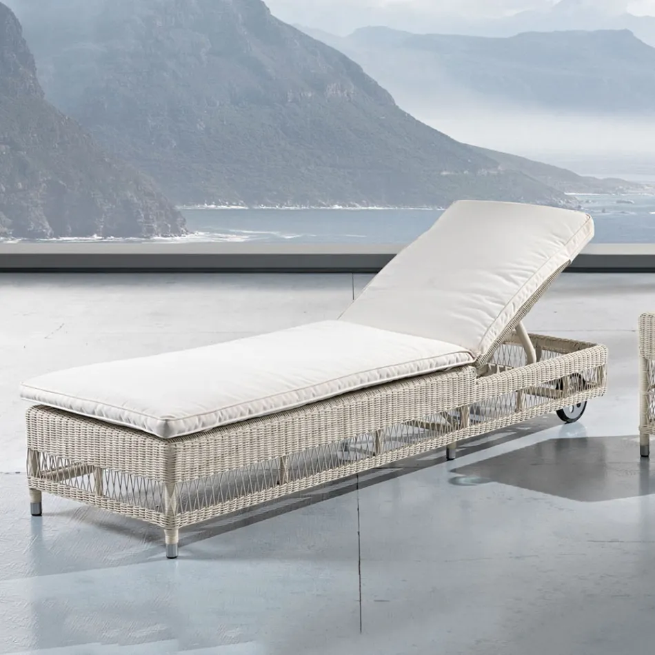 Lettino da Esterno con Ruote in Polyrattan Intrecciato a Mano - Gigi Viadurini