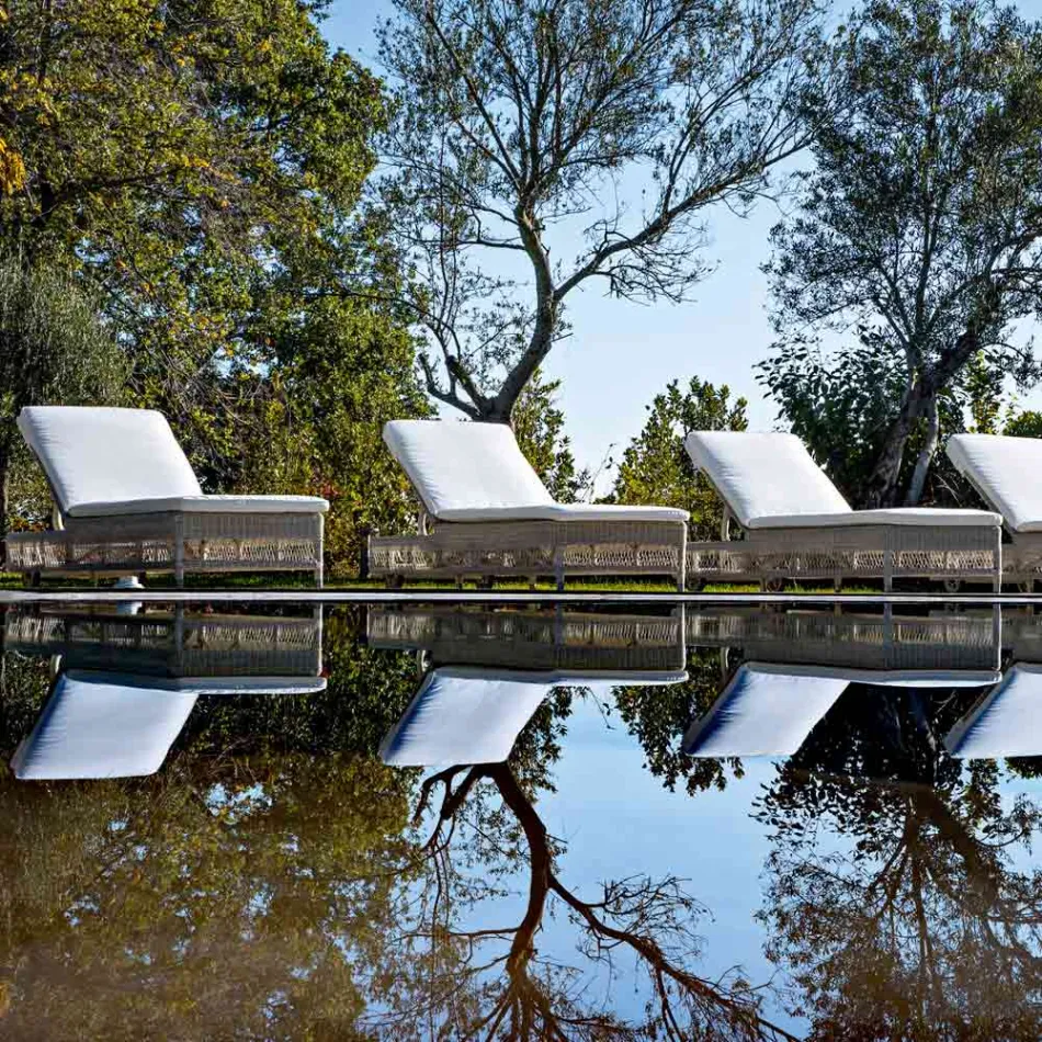 Lettino da Esterno con Ruote in Polyrattan Intrecciato a Mano - Gigi Viadurini