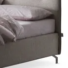 Letto Matrimoniale 160x190 con Testata a Balza Perimetrale e Bottoni - Riposo Viadurini