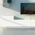 Madia in Mdf Bianco con Teca in Vetro e Base a Zoccolo Made in Italy - Kisha Viadurini