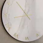 Orologio da Parete in Vetro Effetto Marmo Calacatta con Lancette in Ottone - Axis Viadurini