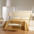 Panca scendiletto design classico colore avorio con decori oro Tyler Viadurini