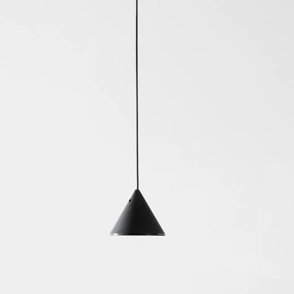 Piantana a Filo in Alluminio Nero e Cono Piccolo Design Minimale - Mercado Viadurini