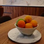 Piatto da Portata Rotondo in Marmo Bianco di Carrara Made in Italy - Kamil Viadurini