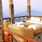 Poltrona da esterno in polietilene intrecciato a mano di design Cooper Viadurini