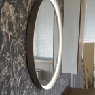 Specchio Rotondo a Parete con Cornice in Metallo Vari Colori e Luce Led - Renga Viadurini