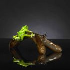 Statuina a Forma di Rana su Ramo in Vetro Colorato Realizzata in Italia - Froggy Viadurini