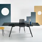 Tavolo Allungabile 160/240x91 cm in Vetro Fumè e Base in Metallo Nero - Colonna Viadurini