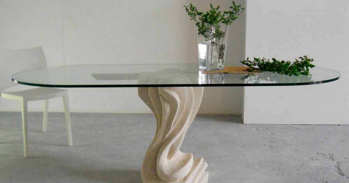 Tavolo ovale in Pietra di Vicenza e cristallo Agave, scolpito a mano