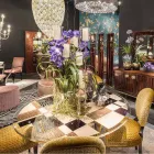 Tavolo rotondo modeno con piano in vetro e intarsi di legno Ozzy Viadurini