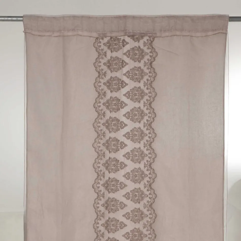 Tenda di Lino Leggero con Organza e Ricamo Gotico al Centro di Lusso - Marinella Viadurini