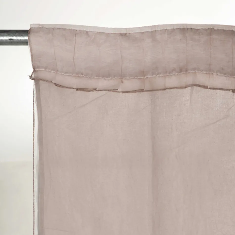 Tenda di Lino Leggero con Organza e Ricamo Gotico al Centro di Lusso - Marinella Viadurini