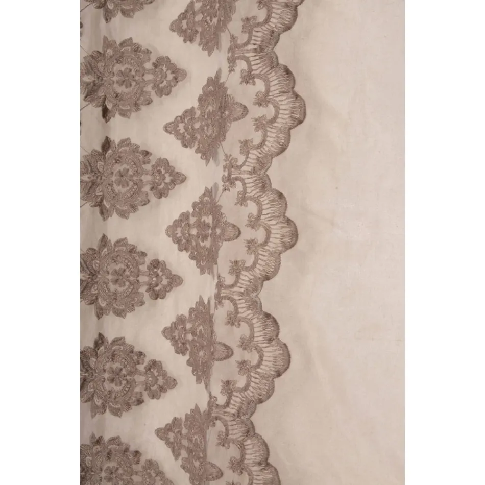 Tenda di Lino Leggero con Organza e Ricamo Gotico al Centro di Lusso - Marinella Viadurini