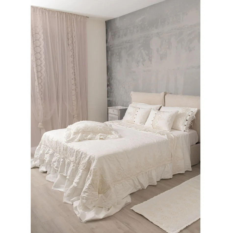 Tenda di Lino Leggero con Organza e Ricamo Gotico al Centro di Lusso - Marinella Viadurini