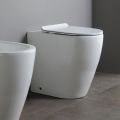 Vaso Wc con Scarico Traslato e Sedile Soft Close in Ceramica - Oleandro
