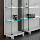 Vetrina a Parete in Vetro e Legno Bianco, Ruote e Ripiani Illuminati - Armilla Viadurini